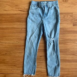 Madewell The Perfect Vintage Jean- mid rise light wash denim knee rip